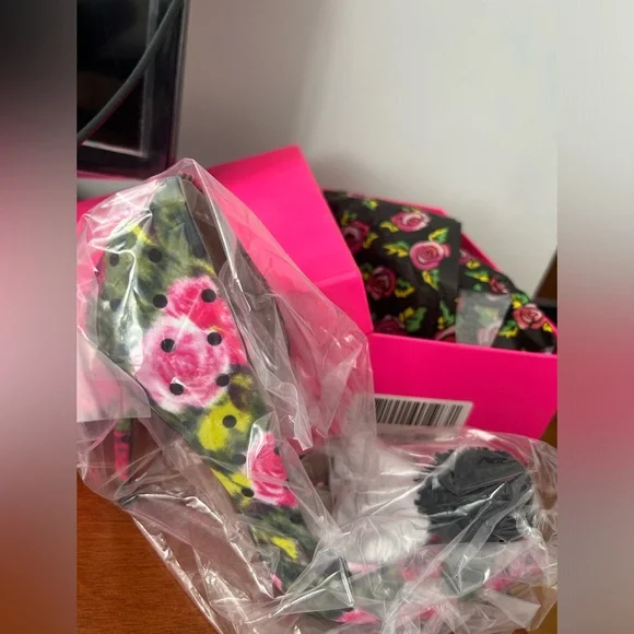 NWT Betsey Johnson funky pumps, size 9 1/2 US, new & never worn. - Picture 4 of 6